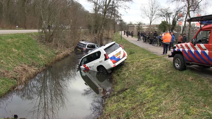 Politie Schiet Te Hulp Bij Auto In Sloot Castricum En Raakt Zelf Te