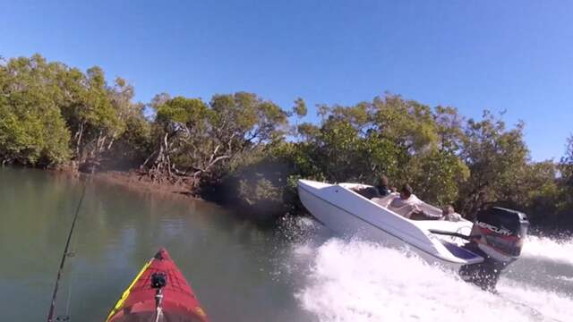 Speedboot vaart boom in langs Australisch meer