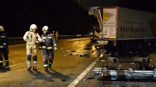Botsing tussen vrachtwagens veroorzaakt ravage op A20