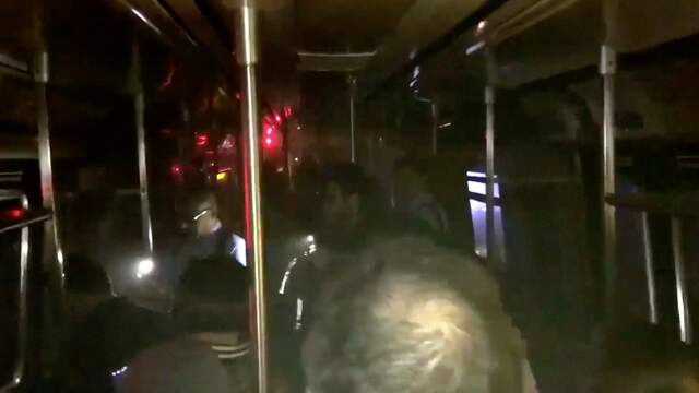 Reizigers New York lopen door donker metrostel na ongeluk