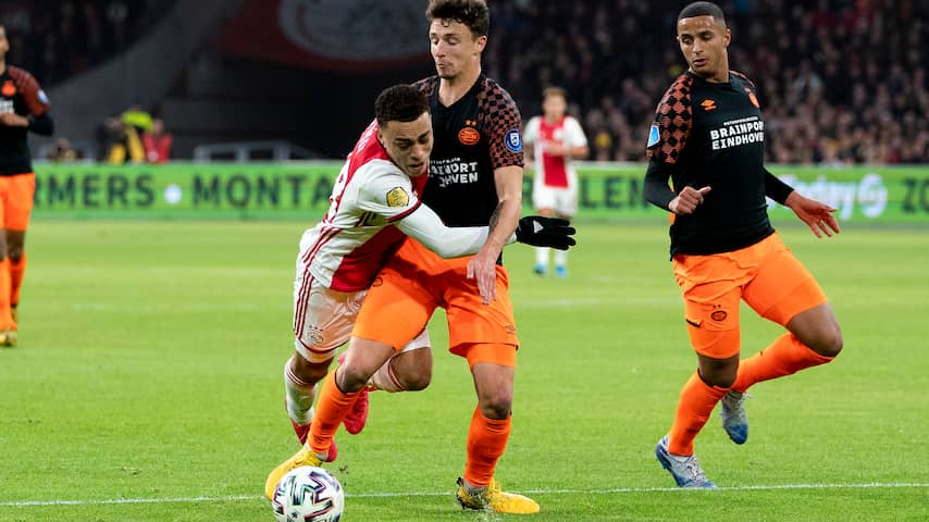 Koploper Ajax Zet PSV Op Veertien Punten Door Zege In Eenzijdige Topper