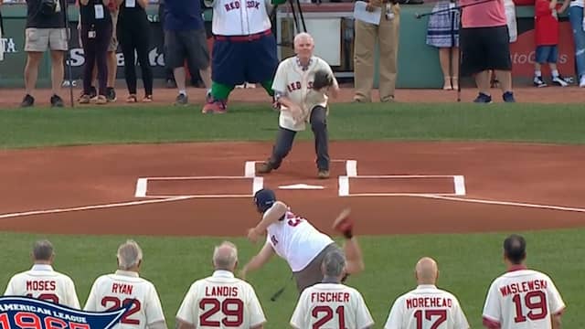 Kankeroverlever opent honkbalwedstrijd Red Sox op bizarre wijze