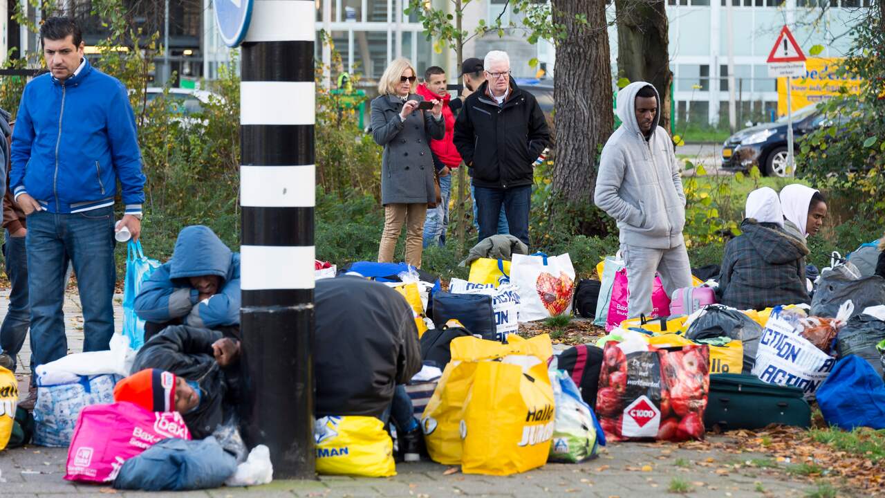 Vluchtelingen In Den Haag Slapen Uit Protest Op Straat Nu Het