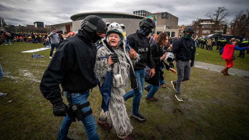 Aanhoudingen Bij Coronaprotest Op En Om Het Museumplein Amsterdam