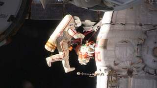 Kosmonauten inspecteren reparatie aan Soyuz in de ruimte