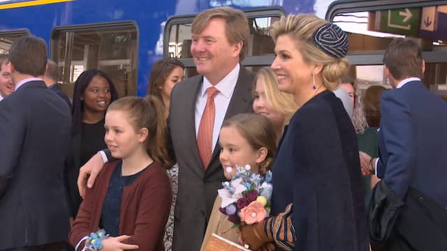 Koninklijke familie arriveert per trein in Tilburg