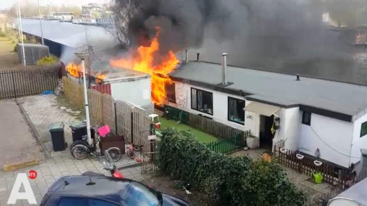 Woonboot Brand Amsterdam felle brand op woonboot bij overamstel nu het laatste Woonboot Brand Amsterdam felle brand op woonboot bij overamstel nu het laatste