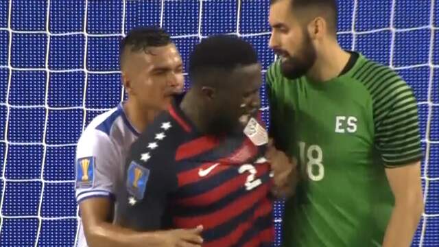 Verdediger El Salvador bijt Amerikaanse spits Altidore tijdens Gold Cup