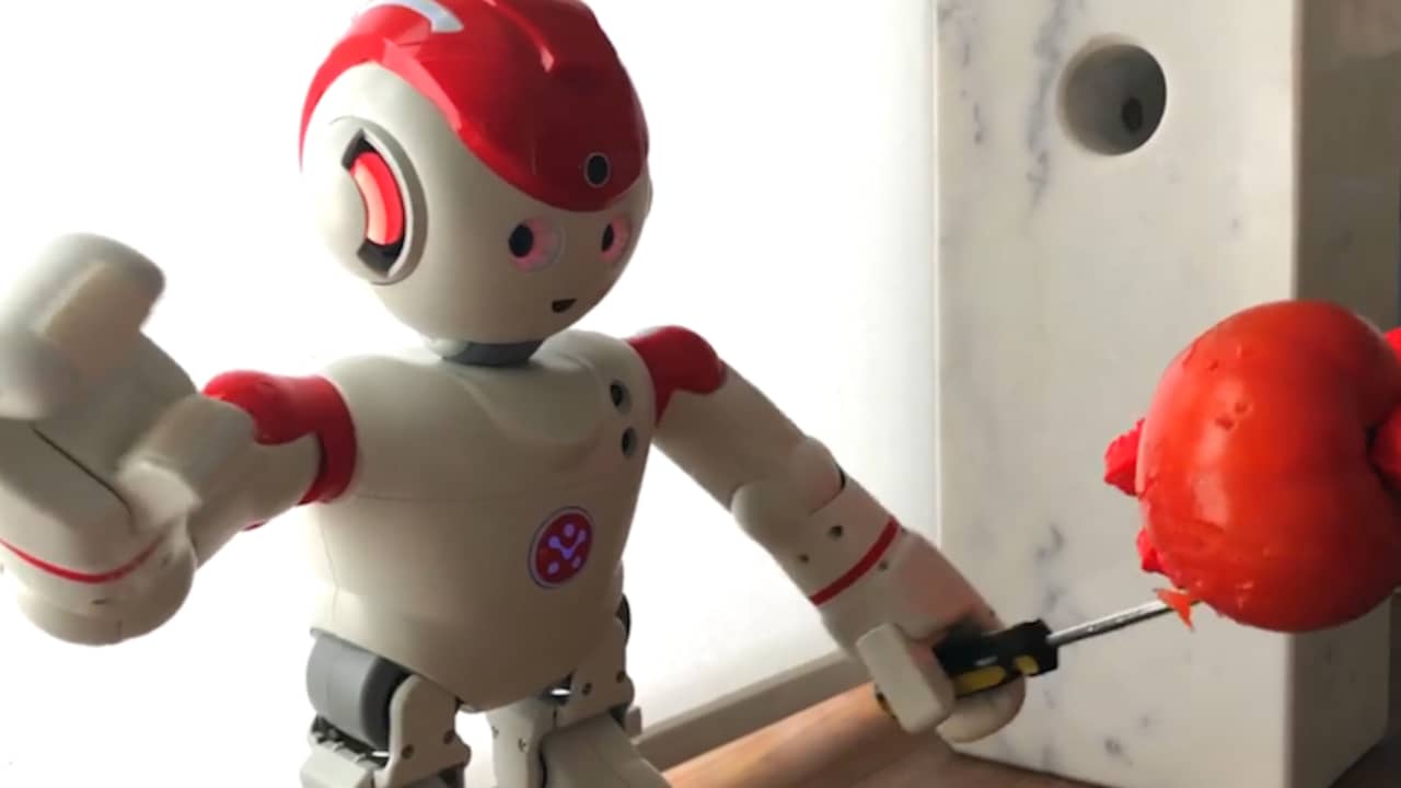 Gehackte robot steekt tomaat met schroevendraaier