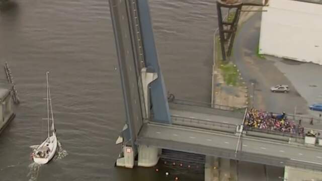 Kopgroep rensters verliest voorsprong door open brug in Noorwegen