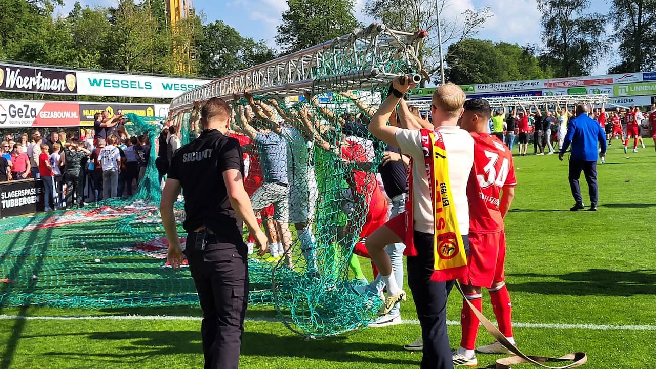 Stellage Met Groot Spandoek Valt Bij Oefenduel Fc Twente Meerdere