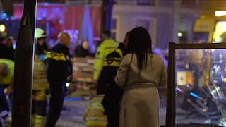 Ravage en gewonden doordat auto terras in Deventer oprijdt