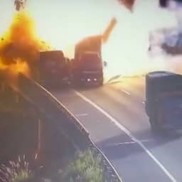 Video: Grote explosie bij ongeluk op snelweg in China