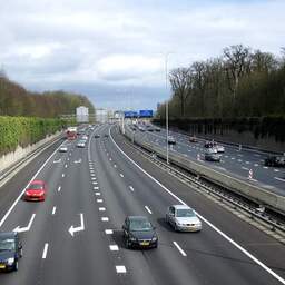 A27 bij Nieuwegein richting Utrecht dicht om brandende tankwagen