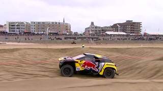 Sébastien Loeb racet met Dakar-auto over strand Scheveningen