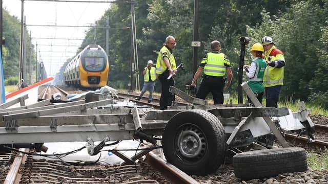 Hulpdiensten ter plaatse na botsing tussen trein en busje in Heiloo