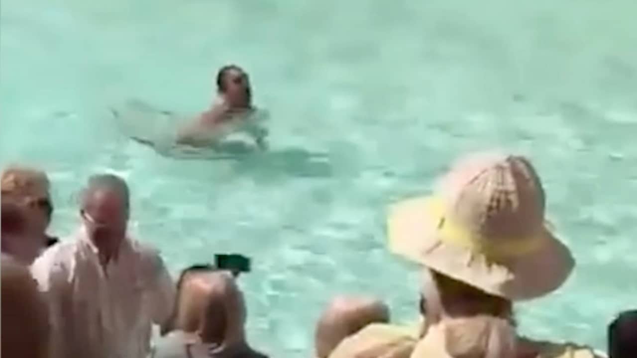 Man zwemt onder grote belangstelling naakt in Trevi-fontein 