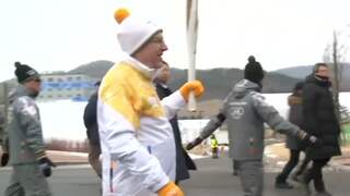 Voorzitter IOC brengt vlam richting openingsceremonie Spelen