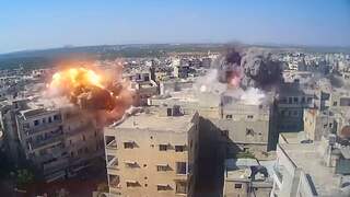 Bewakingscamera filmt bombardement op Syrische stad Ariha