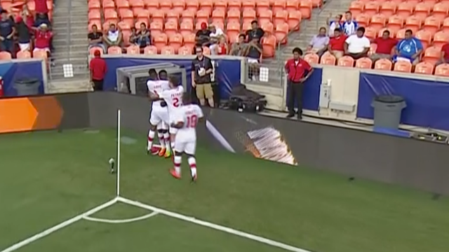 Bekijk de goal van supertalent Davies (16) voor Canada op Gold Cup