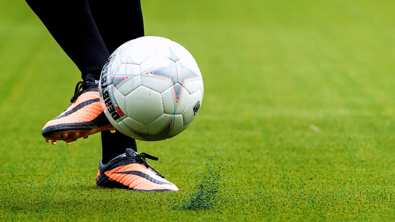 Honderd voetbalclubs melden zich voor test kunstgras - NU.nl
