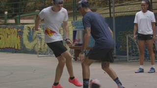 Verstappen geeft Ricciardo panna tijdens voetballes