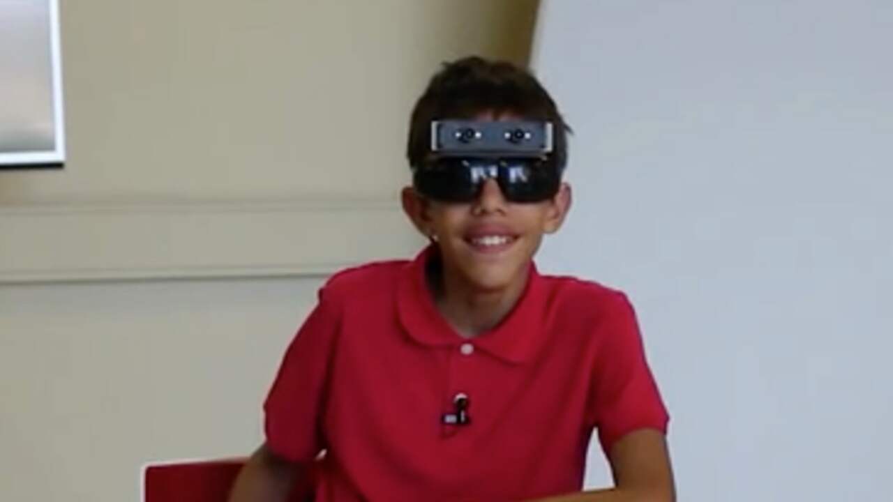 http://www.zie.nl/video/ingezonden/Slimme-bril-beschrijft-omgeving-aan-blinden/bu7zg70fyexr#