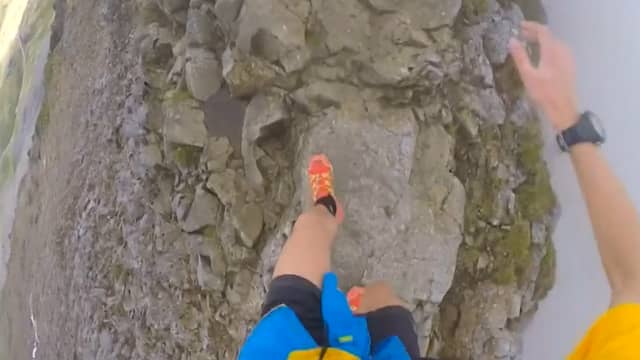 Man rent over gevaarlijke bergrots in Wales