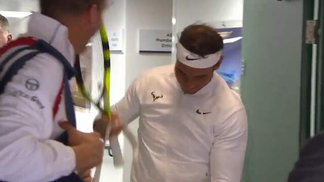 Video: Nadal stoot hoofd bij wachten voor achtste finale Wimbledon