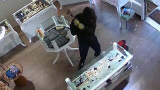 Overvallers stormen juwelierszaak binnen met moker in VS