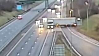 Britse vrachtwagenchauffeur keert midden op snelweg