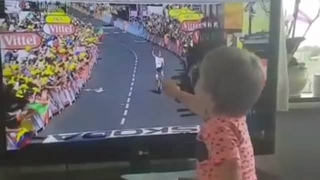 Zoontje Bauke Mollema viert overwinning voor de televisie mee