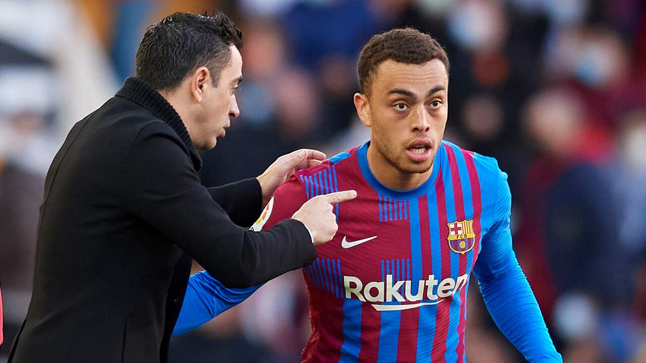 Sergiño Dest doet boekje open over Barça tijd Xavi was niet eerlijk