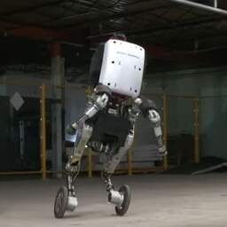 Robotbouwer toont segwayrobot die kan springen