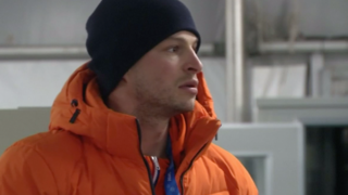 Sven Kramer komt aan in olympisch dorp