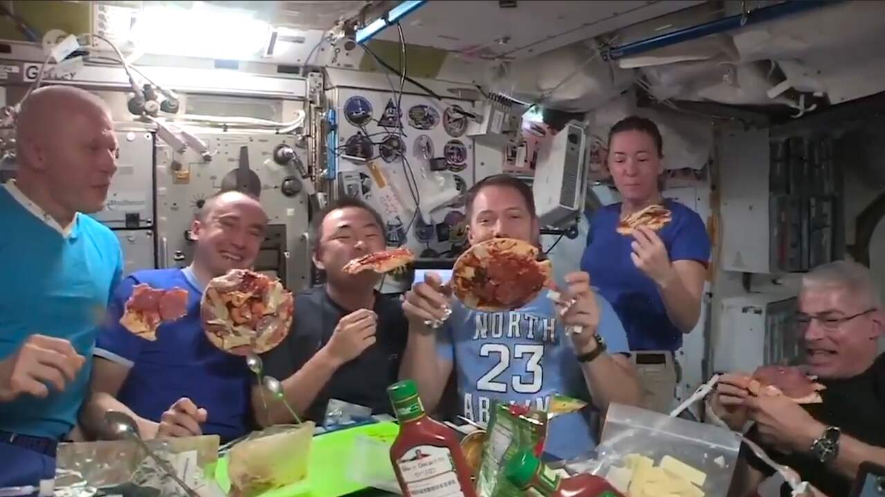 Astronauten Eten Zwevende Zelfgemaakte Pizza S In Iss Nu Nl