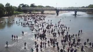 Grote groep migranten steekt rivier bij Mexico over in tocht naar VS