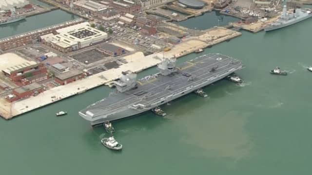 Luchtbeelden: Grootste Britse oorlogsschip komt aan in haven Portsmouth