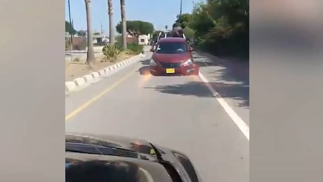Vonken vliegen in het rond bij wegslepen auto VS
