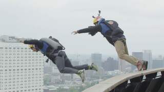 Basejumpers springen van Euromast af in Rotterdam