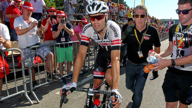 Dumoulin stapt na valpartij met polsblessure af in Tour de France
