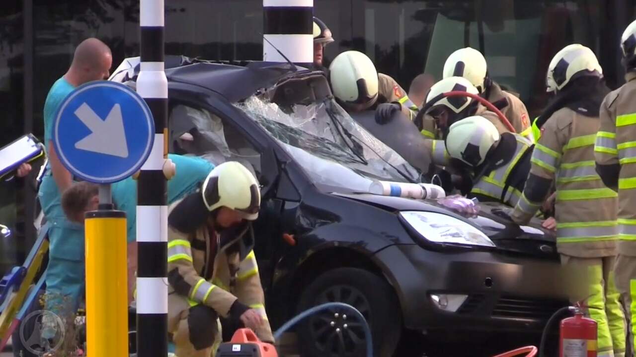 twee-doden-bij-ongeval-met-auto-en-lijnbus-in-utrecht