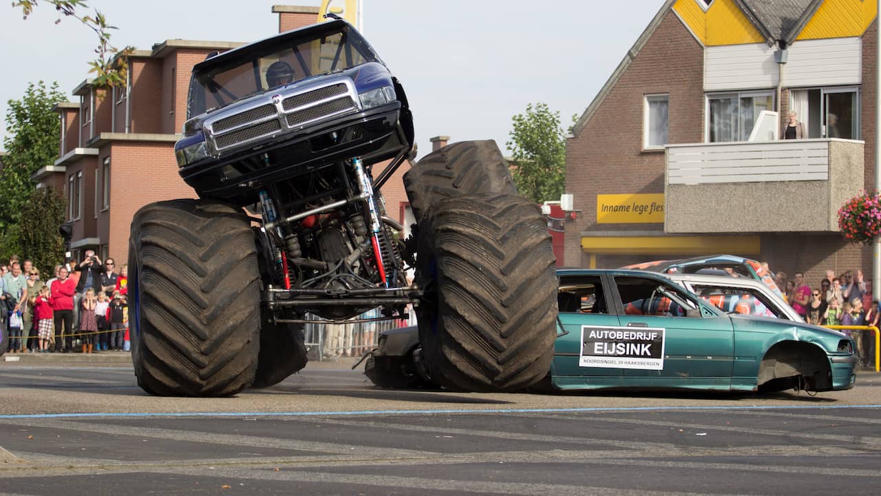 monstertruck-rijdt-publiek-in-tijdens-evenement-in-haaksbergen