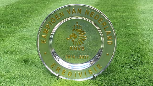 kampioen-krijgt-seizoen-gouden-schaal-uitgereikt-van-knvb.jpg