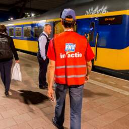 Treinverkeer Den Haag en Zwolle licht ontregeld door staking NS