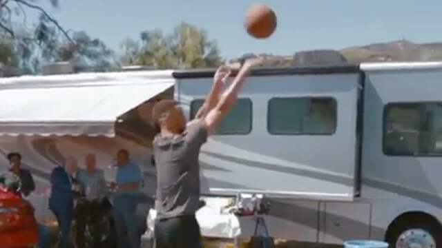 Stephen Curry schiet bal door open dak van auto