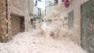 Dodelijke storm blaast zeeschuim door straten Spaanse stad