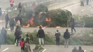 Catalaanse separatisten blokkeren met bomen Spaanse snelweg