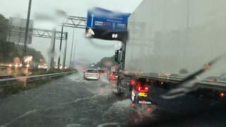 Snelweg staat blank door noodweer in Utrecht