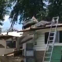 Video: Auto belandt op dak van huis in Missouri